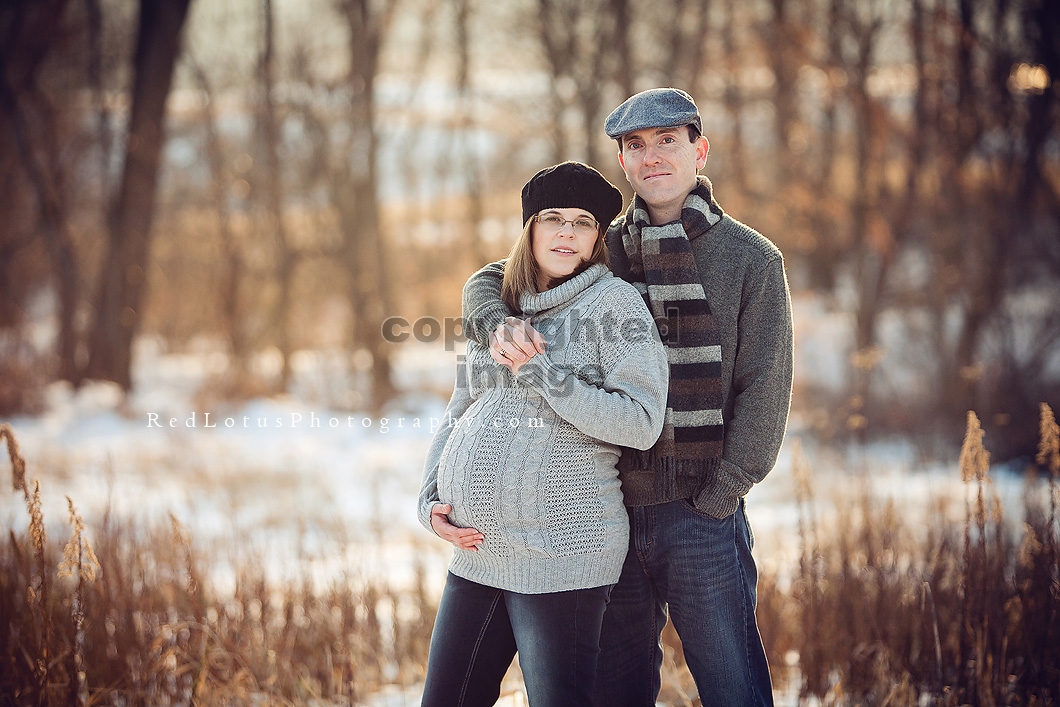 winter maternity photos in the snow