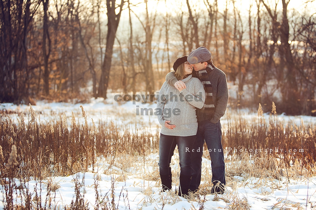 winter maternity photos in the snow